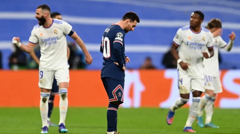 ميسي (وسط) يبدو محبطا بعد تسجيل بنزيمة (يسار) الهدف الثاني لريال مدريد (غيتي)- الصورة للجزيرة نت